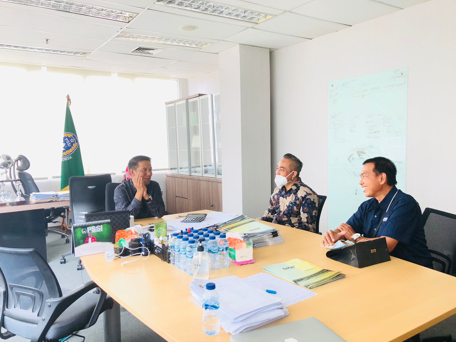 KONSOLIDASI: Ketua Asprov PSSI NTB Mori Hanafi (tengah) dan Wakil Ketua Asprov PSSI NTB Suhaimi (kanan) bertemu dengan Sekjen PSSI Pusat, kemarin (11/1). (PSSI NTB FOR LOMBOK POST)