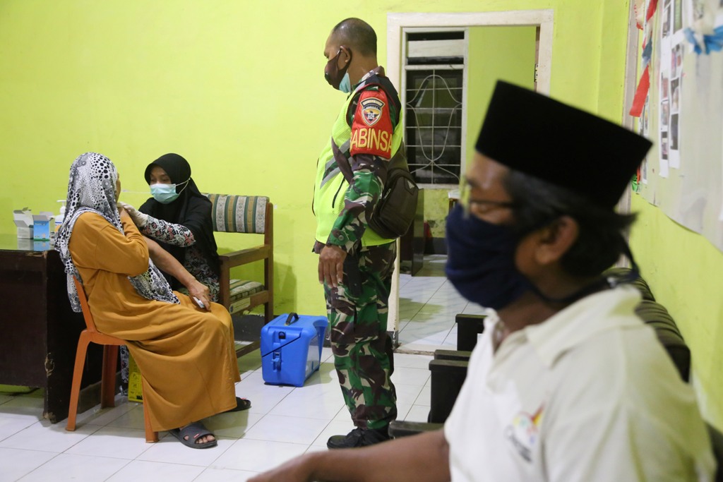 SASARAN UTAMA: Seorang lansia mengantre untuk mendapatkan vaksin covid di Poskesdes Lingkungan Karang Baru, Kota Mataram. Untuk vaksinasi booster, lansia kembali menjadi sasaran prioritas. (DOK LOMBOK POST )