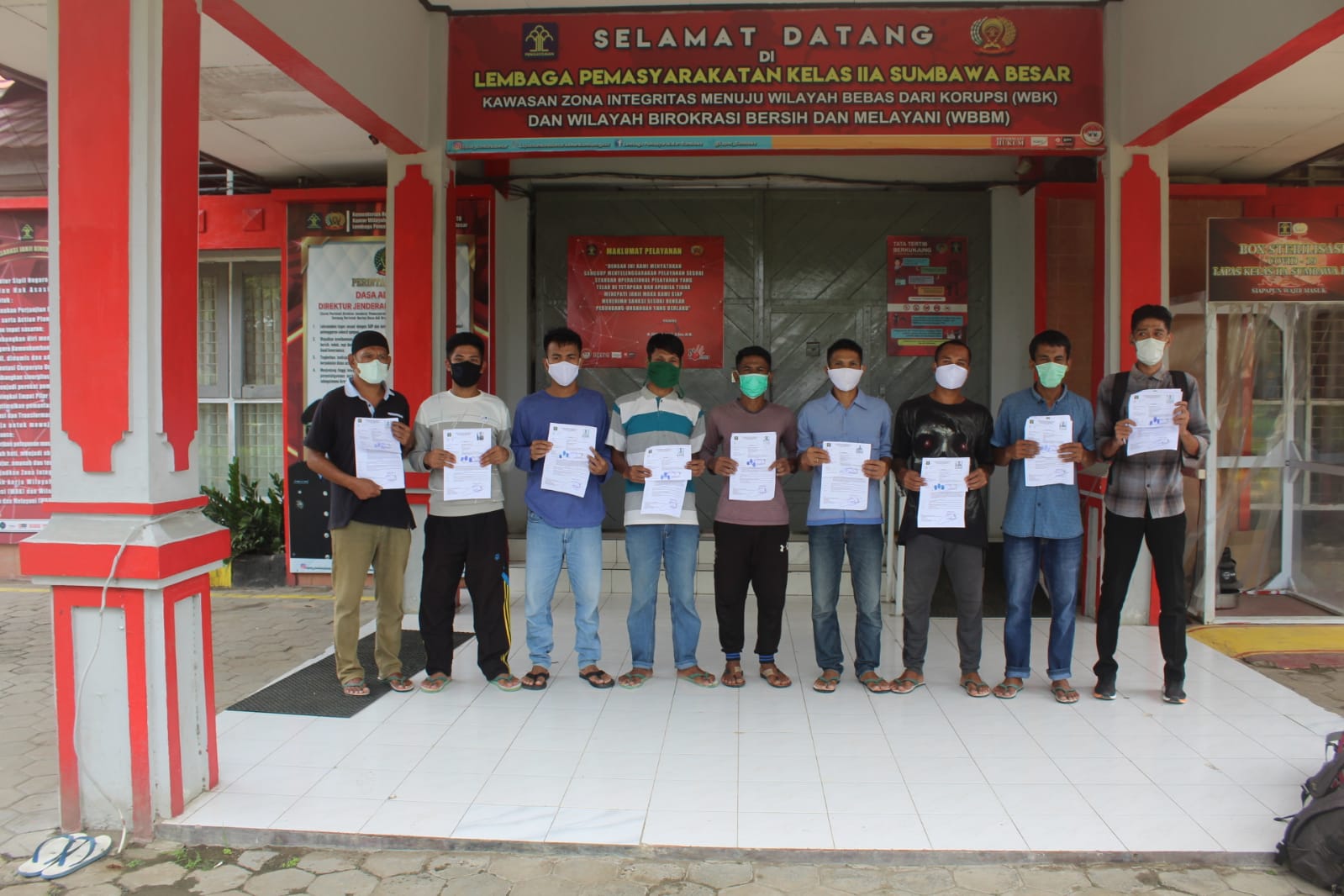 BEBAS: Sembilan warga binaan Lapas Kelas IIA Sumbawa mendapat asimilasi di rumah, Senin (17/1). (ABET/LOMBOK POST)