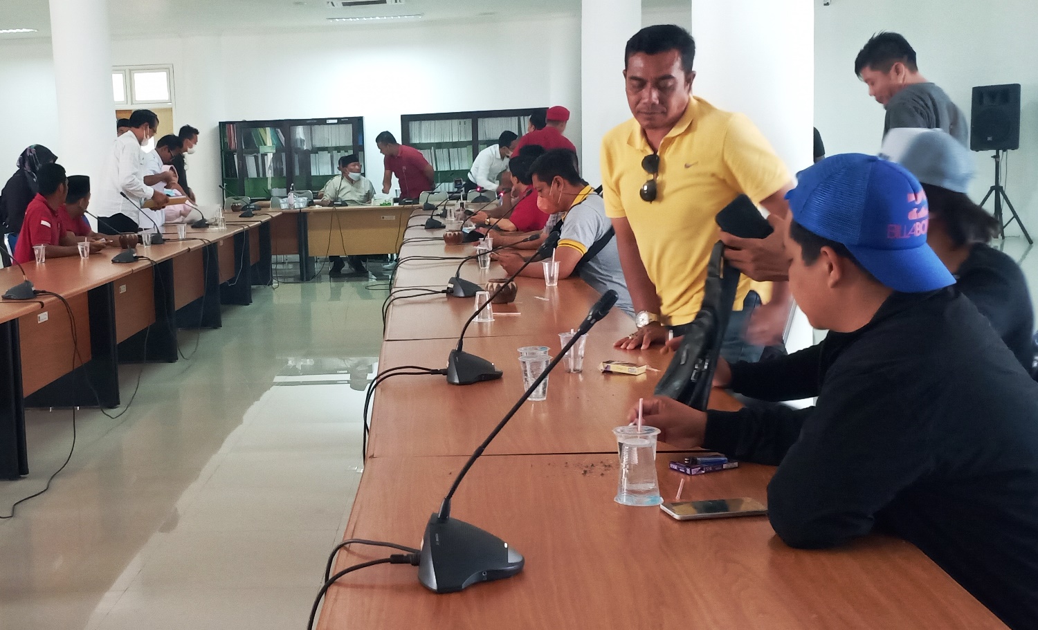 BAHAS PUPUK SUBSIDI: Gempar NTB saat hearing dengan anggota dewan di kantor DPRD Loteng, kemarin (26/1).(Dedi/Lombok Post)
