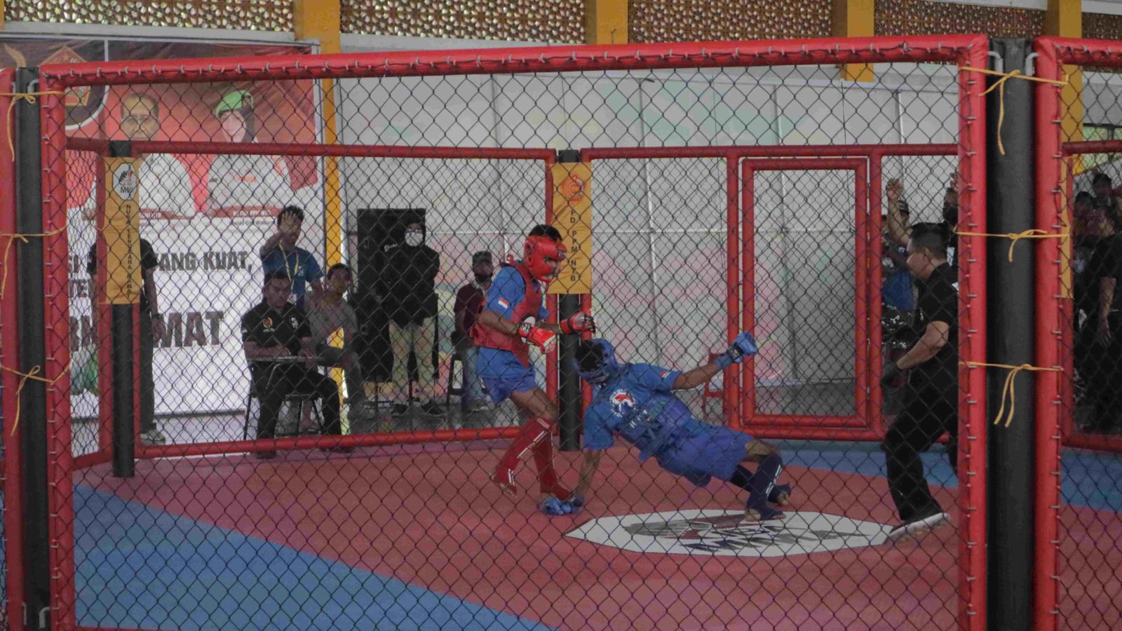 BERTARUNG: Dua petarung bertanding di oktagon pada Kejurda IBA MMA, Minggu (9/1). (PUJO/LOMBOK POST)