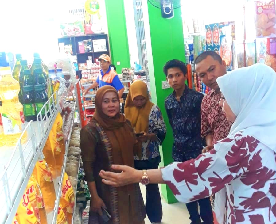 SIDAK: Kabid Industri dan Perdagangan Diskoperindag Kota Bima Rusnah dan jajaran memantau harga minyak goreng di Pasar Kota Bima. (IST/Radar Tambora)
