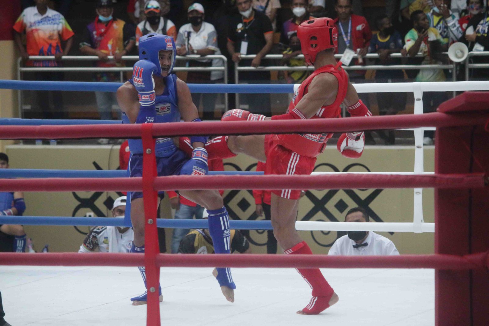 CARI BIBIT BARU: Dua atlet muaythai bertarung pada PON Papua 2021 lalu. (DOK/LOMBOK POST)