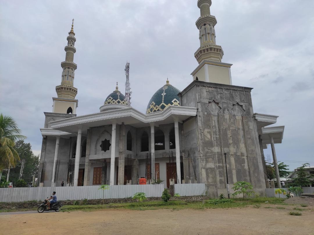 MASIH PROSES REHAB: Salah satu masjid terdampak gempa 2018 lalu yang masih dalam proses rehab atau perbaikan hingga saat ini. (FERIAL/LOMBOK POST)