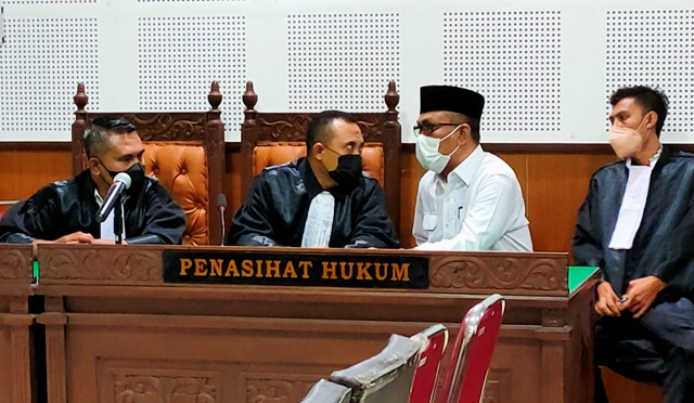 MENANTI PEMECATAN: Mantan Kadistanbun NTB Husnul Fauzi saat menjalani sidang putusan di Pengadilan Negeri Tipikor Mataram, pekan lalu. (Harli/Lombok Post)