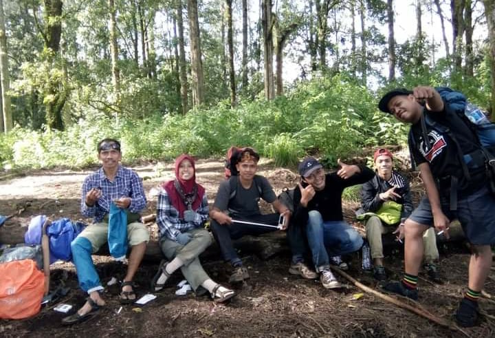 DITUTUP SEMENTARA: Sejumlah pendaki sedang istrahat sebelum naik ke puncak Gunung Tambora, belum lama ini.(DOK PRIBADI AHYAR)