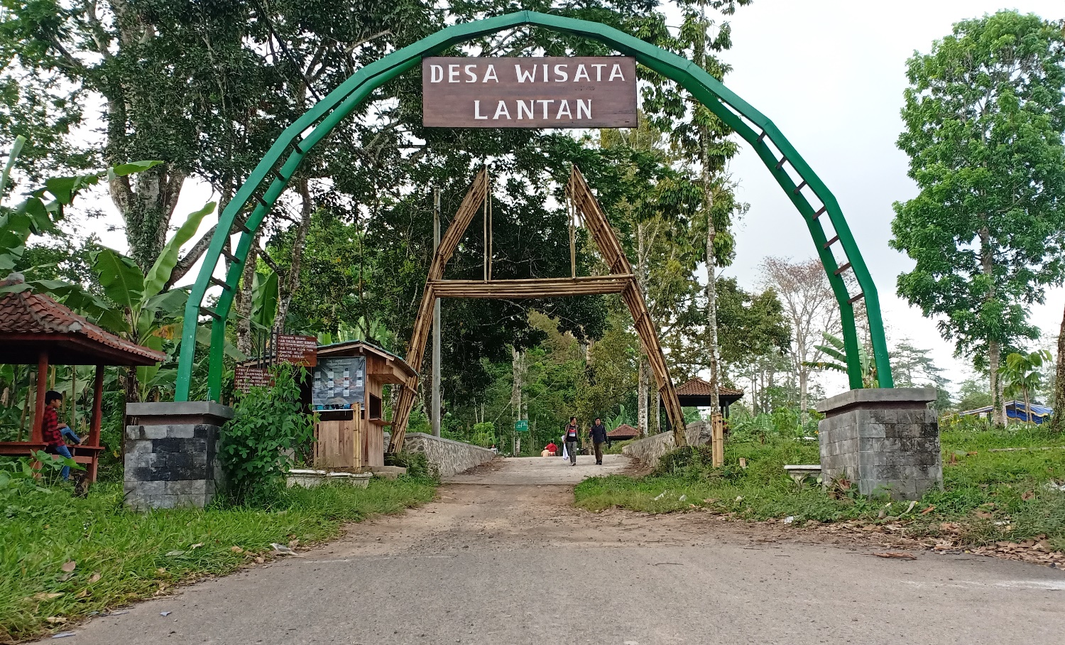 PINTU MASUK: Pintu masuk objek-objek wisata di Desa Wisata Lantan, Batukliang Utara, Loteng, Sabtu (9/10). (Dedi/Lombok Post)