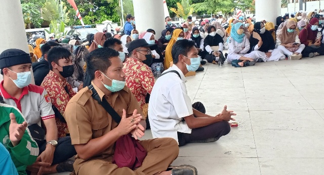PERJUANGKAN NASIB: Para eks honorer K2 dan PTT nakes saat memperjuangkan nasibnya di kantor DPRD Loteng, beberapa waktu lalu. (Dedi/Lombok Post)
