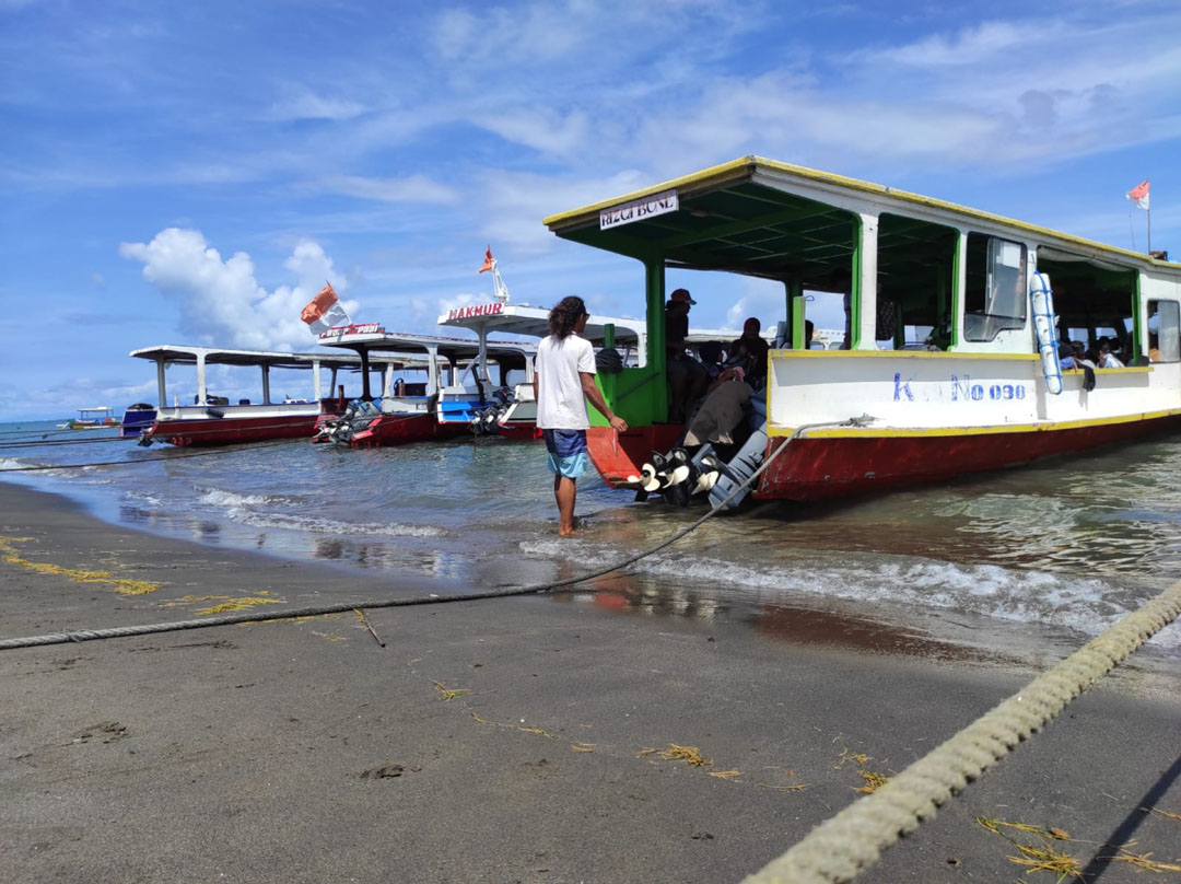 TARIF NAIK: Sejumlah angkutan penyeberangan laut kelas ekonomi atau publik boat yang bersandar di Pelabuhan Bangsal, Senin (10/1). (FERIAL/LOMBOK POST)