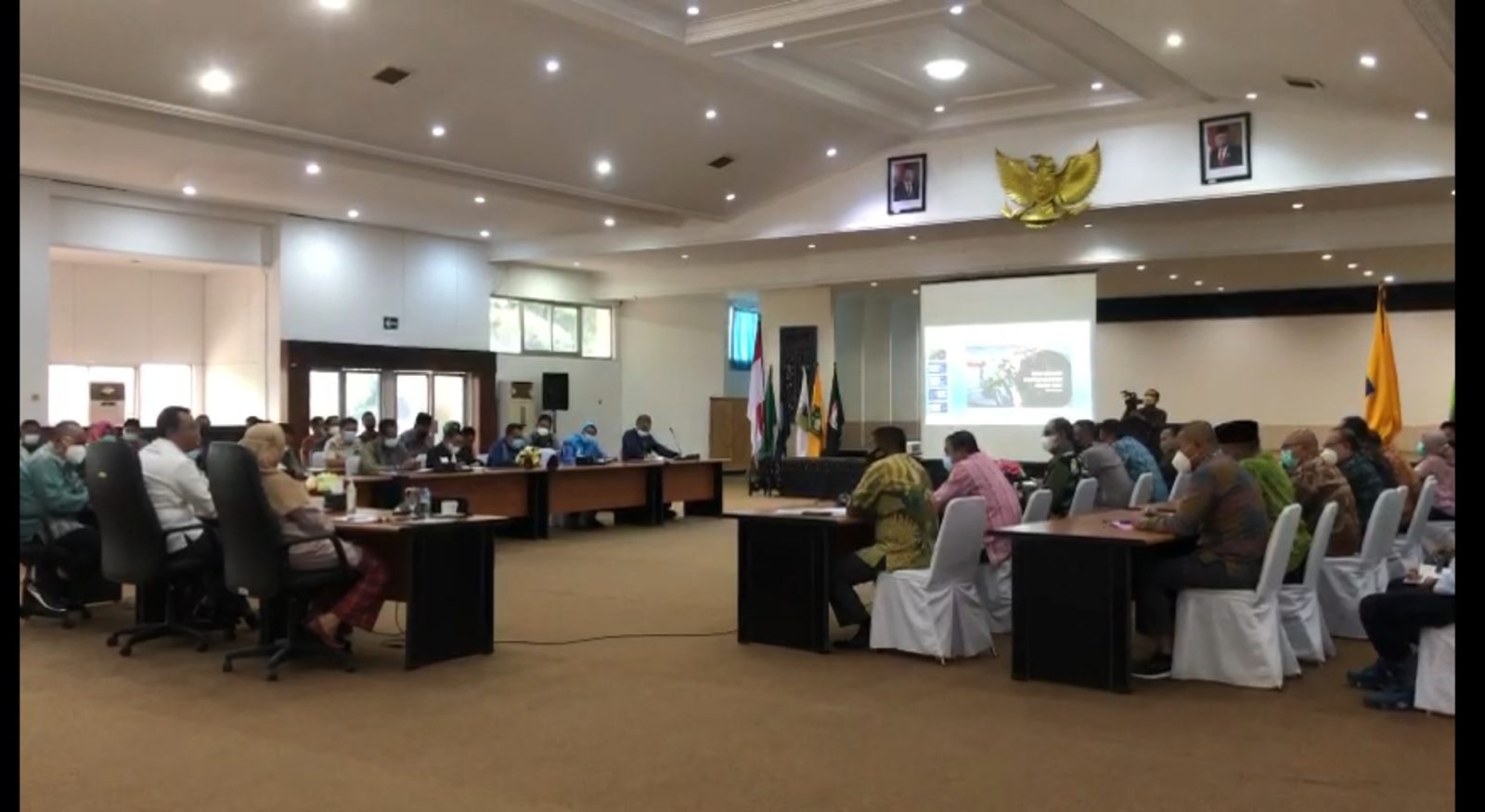 HARUS GESIT: Gubernur NTB H Zulkieflimansyah dan Wakil Gubernur NTB Hj Sitti Rohmi Djalilah saat rapat bersama pimpinan OPD, kemarin (6/1).