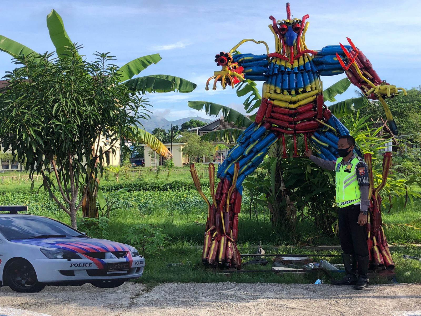 KREATIF: Robot yang dibuat Satlantas Polres Bima Kota dari knalpot brong. (Satlantas Polres Bima Kota for Lombok Post)