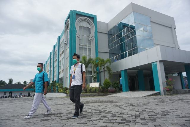 FASILITAS KESEHATAN: Tenaga kesehatan berjalan di halaman RSUD Lotim di Labuhan Haji, belum lama ini. (Fatih/Lombok Post)