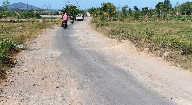 RUSAK PARAH: Kondisi infrastruktur jalan kabupaten di Desa Pengembur, Kecamatan Pujut, Loteng yang rusak parah, beberapa waktu lalu. (Dedi/Lombok Post)