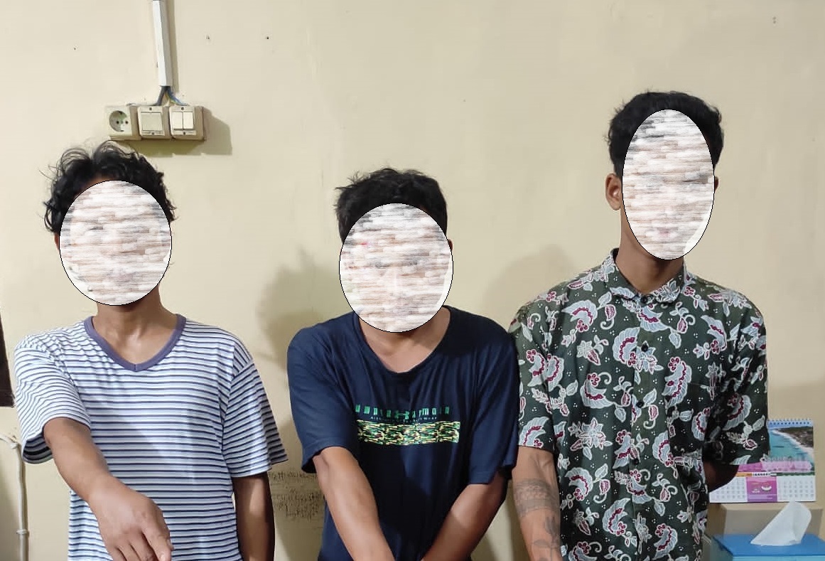 INI DIA: Tiga terduga jaringan pengedar sabu yang ditangkap di Masbagik, Lombok Timur, Jumat (14/1) malam lalu. (Ditresnarkoba Polda NTB for Lombok Post)