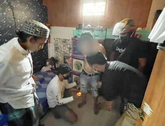 DIGELEDAH: Terduga pengedar sabu berinisial MS digeledah tim Satresnarkoba Polresta Mataram, Senin (17/1) lalu. (Istimewa)