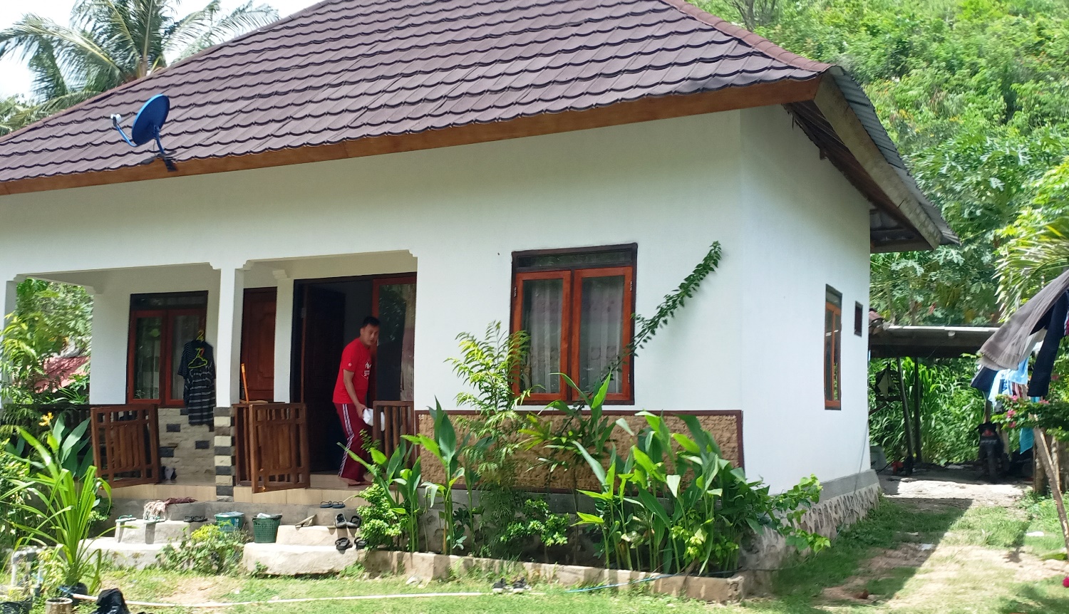 SARHUNTA: Salah satu sarhunta di Dusun Ngolang, Desa Kuta, Kecamatan Pujut, Loteng, Kamis (11/1). Keberadaan sarhunta menjadi solusi kekurangan kamar menghadapi MotoGP. (Dedi/Lombok Post)