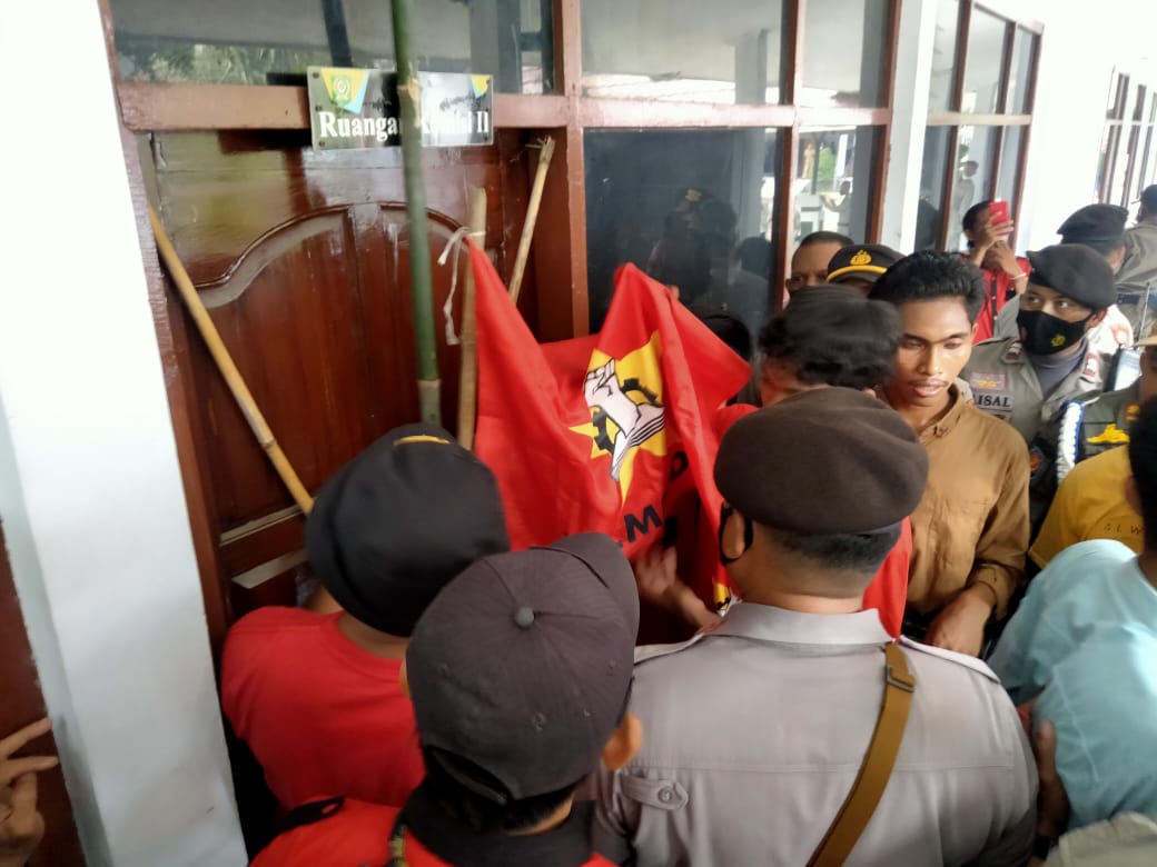 SEGEL: Puluhan mahasiswa LMND Bima menyegel ruang komisi II DPRD Bima, kemarin (17/1). (Juliadin/Radar Tambora)