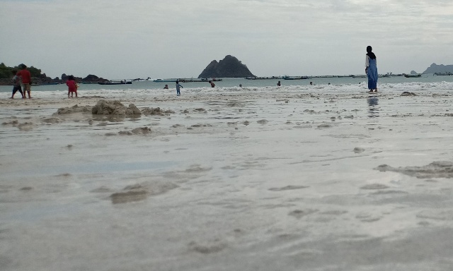 SELALU RAMAI: Pantai Selong Belanak di Desa Selong Belanak, Kecamatan Praya Barat, Loteng selalu ramai dikunjungi wisatawan. (Dedi/Lombok Post)
