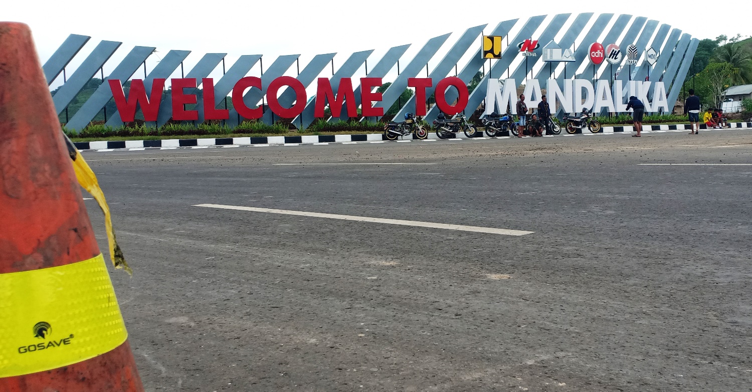 SELAMAT DATANG: Beberapa wisatawan domestik saat berswafoto di bypass Bundaran Songgong di Desa Sukadana, Kecamatan Pujut, Loteng, Selasa (11/1). (Dedi/Lombok Post)