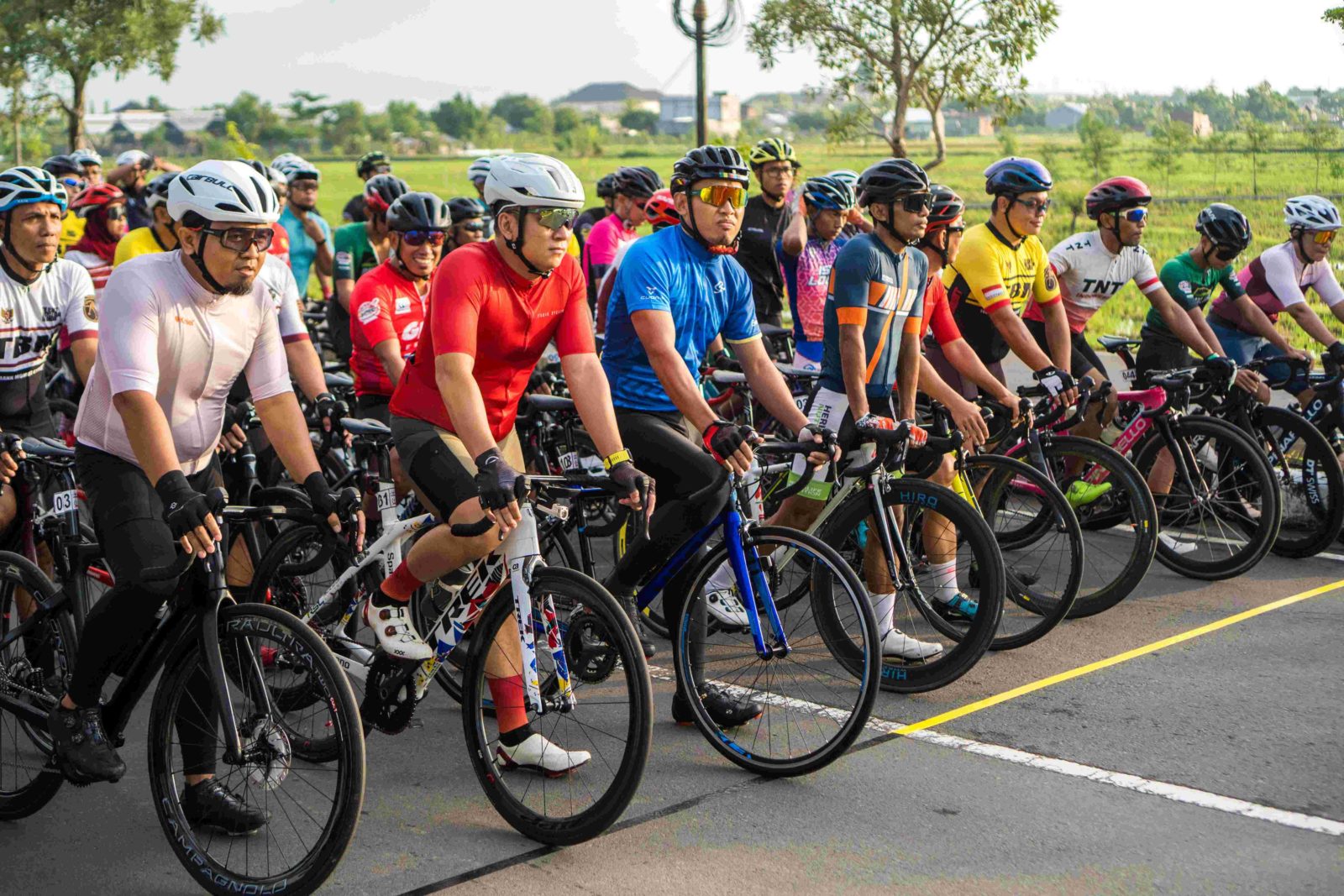 MULAI HIDUP: Ratusan peserta mengikuti event sepeda yang digelar Pengprov ISSI NTB bersama klub sepeda di NTB, belum lama ini. (PUJO/LOMBOK POST)