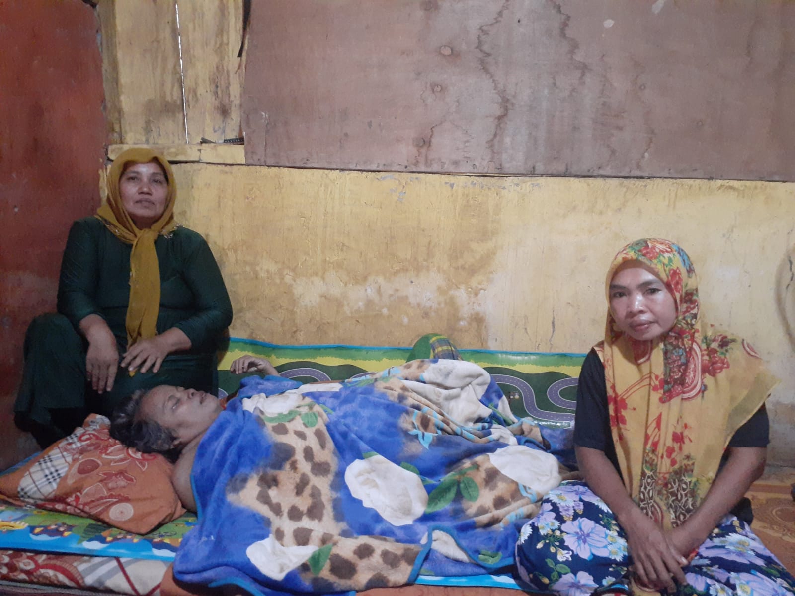 HANYA BERBARING LEMAS: Siti Mariam, warga Desa Rato, Kecamatan Bolo, Kabupaten Bima tergolek tak berdaya  akibat penyakit kanker payudara yang menyerangnya. Saat ini hanya diobati secara tradisional karena terkedala dengan biaya.(IST/Radar Tambora)