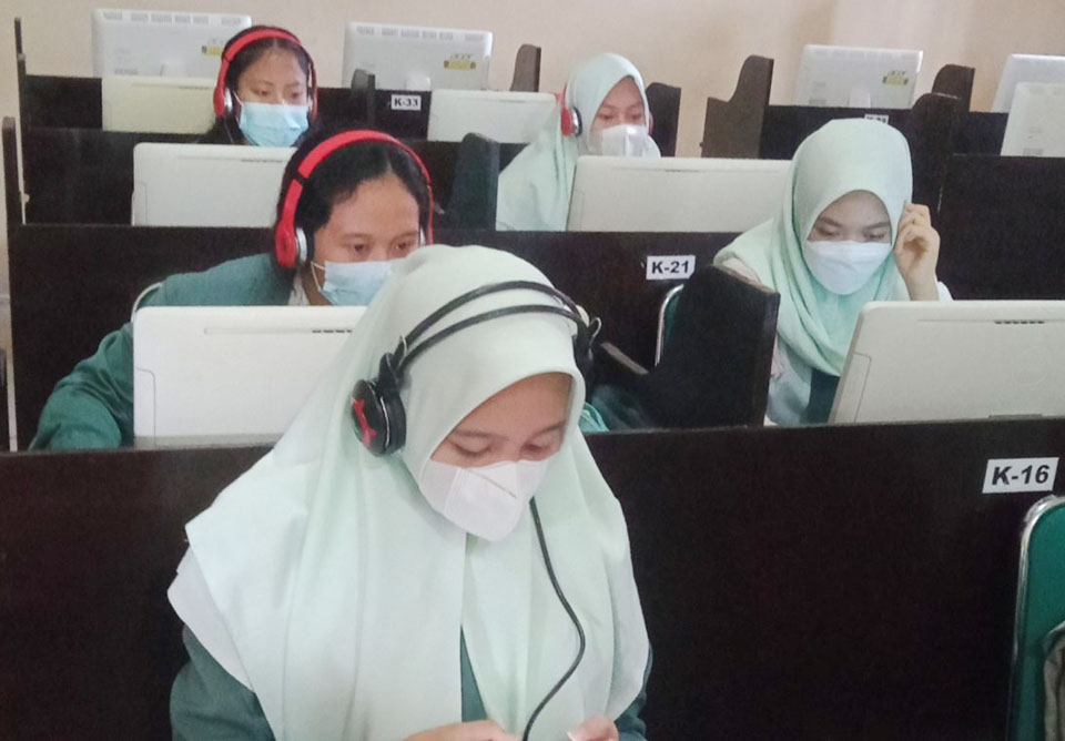Beberapa siswi SMAN 2 Mataram belajar di Laboratorium Bahasa, beberapa waktu lalu.