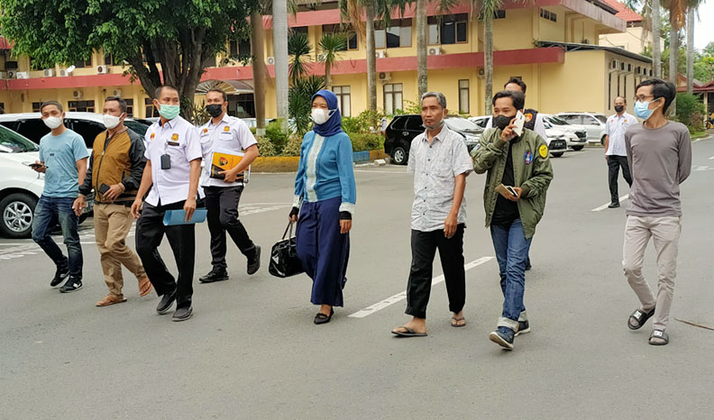 MENUJU TAHANAN: Para tersangka kasus korupsi proyek pembangunan dermaga Gili Air didampingi penasihat hukumnya berjalan menuju sel tahanan Dittahti Polda NTB, Rabu (12/1). (Harli/Lombok Post)
