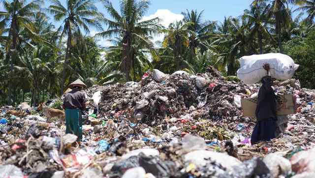 SUDAH PENUH: Pemulung sedang mengais sampah yang sudah menggunung dan over kapasitas di TPA Ijobalit, Kelurahan Ijobalit, Kecamatan Labuhan Haji, belum lama ini. (Fatih/Lombok Post)