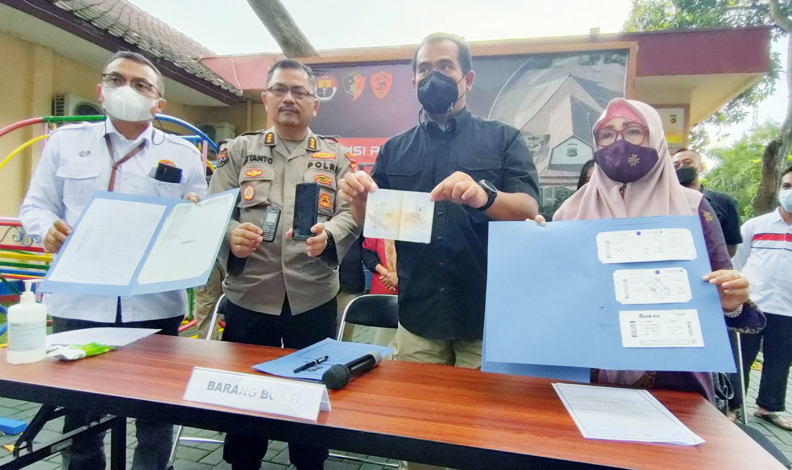 INI BUKTINYA: Dari kiri; Kepala BP2MI NTB Abri Danar Prabawa, Kabid Humas Polda NTB Kombes Pol Artanto, Dirreskrimum Polda NTB Kombes Pol Hari Brata, dan seorang petugas menunjukkan barang bukti kasus TPPO di Mapolda NTB, Selasa (11/1). (Harli/Lombok Post