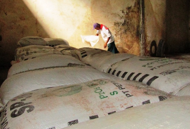 TUMPUKAN PUPUK: Tampak tumpukan pupuk bersubsidi di salah satu distributor di Jonggat, Loteng, belum lama ini. (Dedi/Lombok Post)