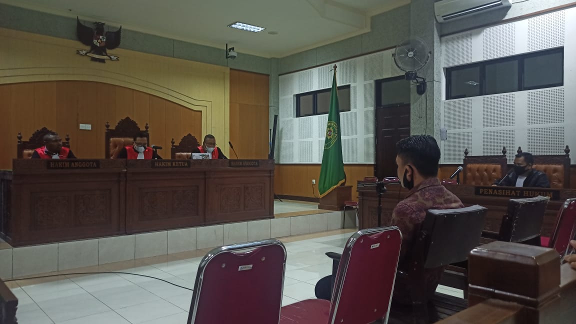 AJUKAN PK: Terdakwa korupsi dana desa Sesait Dedi Supriadi mendengarkan pembacaan vonis majelis hakim di PN Tipikor Mataram, Kamis (6/1) lalu. (Dok/Lombok Post)