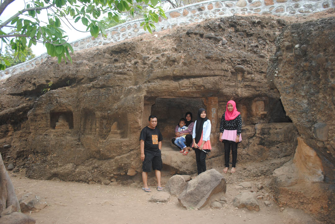 PENINGGALAN SEJARAH: Alan Malingi bersama keluarga berfoto di situs Wadu Pa’a, Desa Kananta, Kecamatan Soromandi, Kabupaten Bima, belum lama. (ALAN MALINGI)