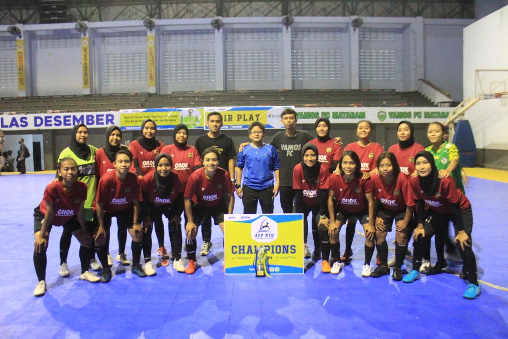 JUARA: Tim FIM Squad menjadi juara AFP NTB Futsal Championship 2022 kategori woman setelah mengalahkan Neo Angel, Sabtu (15/1). (AINUN SAMIDAH FOR LOMBOK POST)