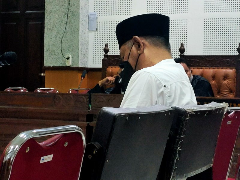 DENGARKAN PUTUSAN: Terdakwa I Wayan Wikanaya mendengar pembacaan putusan majelis hakim di PN Tipikor Mataram, Jumat (7/1). (Harli/Lombok Post)