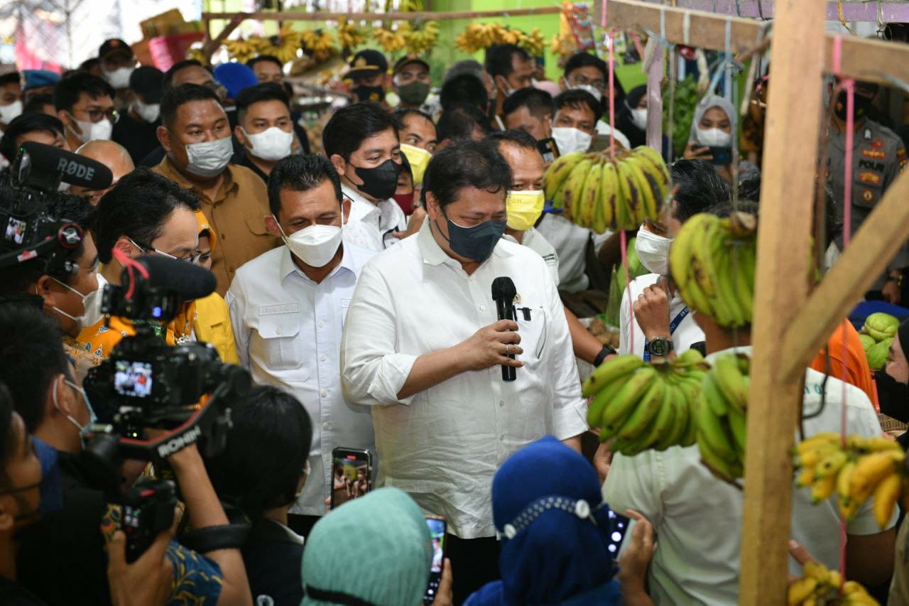 OPERASI PASAR : Menteri Koordinator Bidang Perekonomian Airlangga Hartarto juga meninjau pelaksanaan operasi pasar serta berdialog langsung dengan pedagang dan pembeli di Pasar Barek Motor Kijang, Kabupaten Bintan - Provinsi Kepulauan Riau (Kepri), Senin