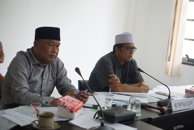 RAPAT KERJA: Wakil Ketua DPRD Lotim H Badran Achsyid (kiri) bersama Ketua Komisi III DPRD Lotim HL Hasan Rahman (kanan) memimpin rapat kerja dengan RSUD di Lotim, Kamis (13/1). (Fatih/Lombok Post)