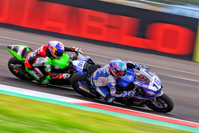 SIRKUIT MANDALIKA: Tampak dua pebalap Superbike sedang adu cepat di Sirkuit Mandalika, Novermber 2021 lalu. Maret 2022, Sirkuit Mandalika akan menggelar MotoGP. (Ivan/Lombok Post)