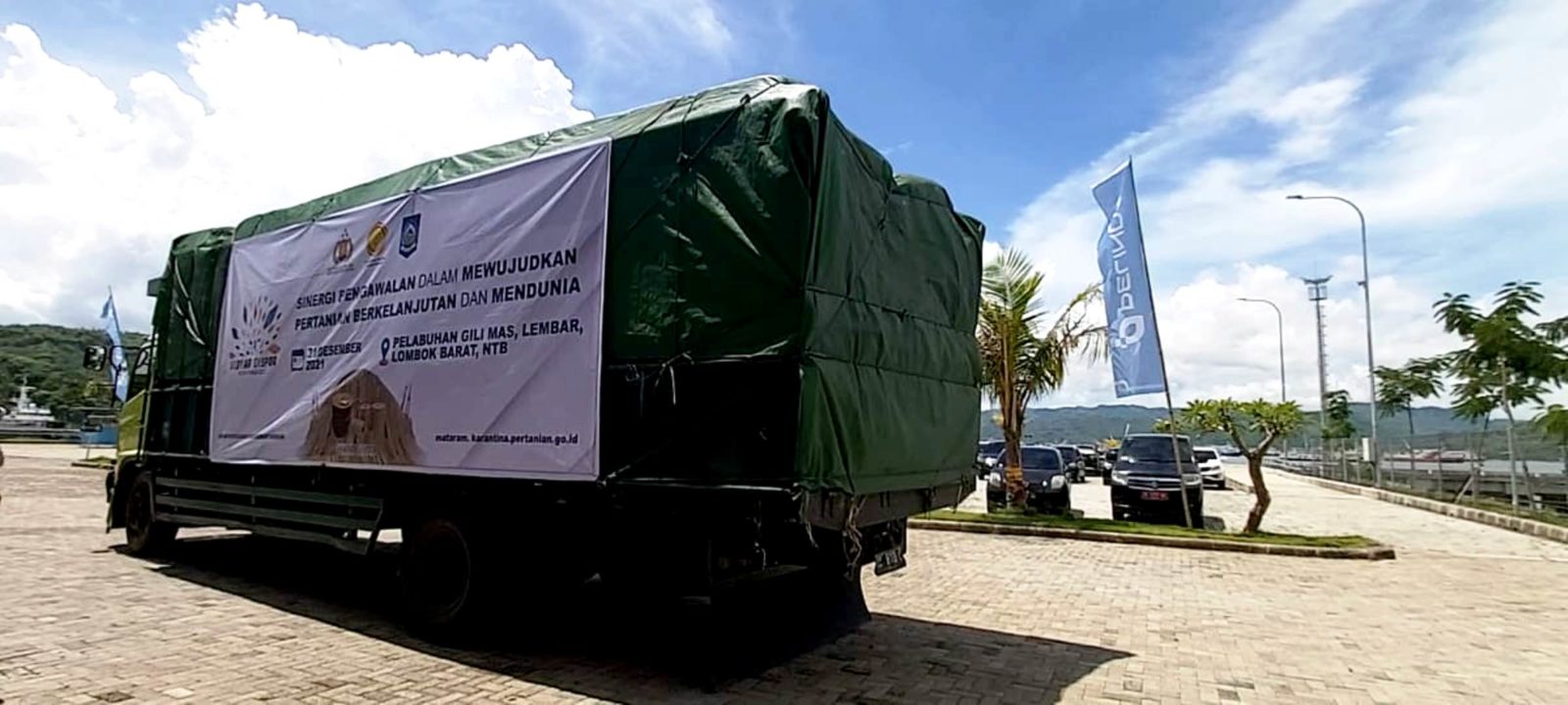 SIAP MASUK KAPAL: Truk muatan barang-barang ekspor hasil pertanian Provinsi NTB siap masuk kapal di Pelabuhan Gili Mas, beberapa hari lalu. (Nurul/Lombok Post)