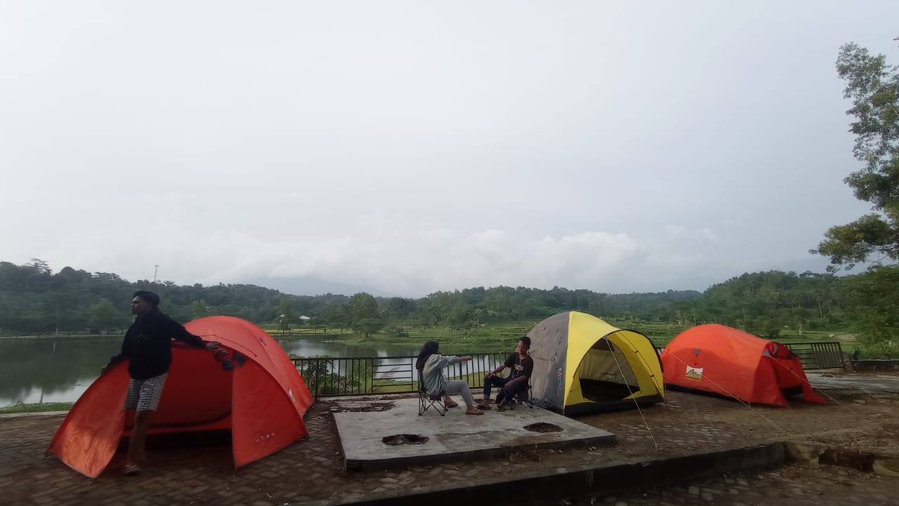 MENIKMATI PEMANDANGAN: Beberapa wisatawan lokal menikmati keindahan Bukit Aur di kawasan Taman Wisata Gunung Jae, Desa Sedau, Kecamatan Narmada. (NURUL/LOMBOK POST)