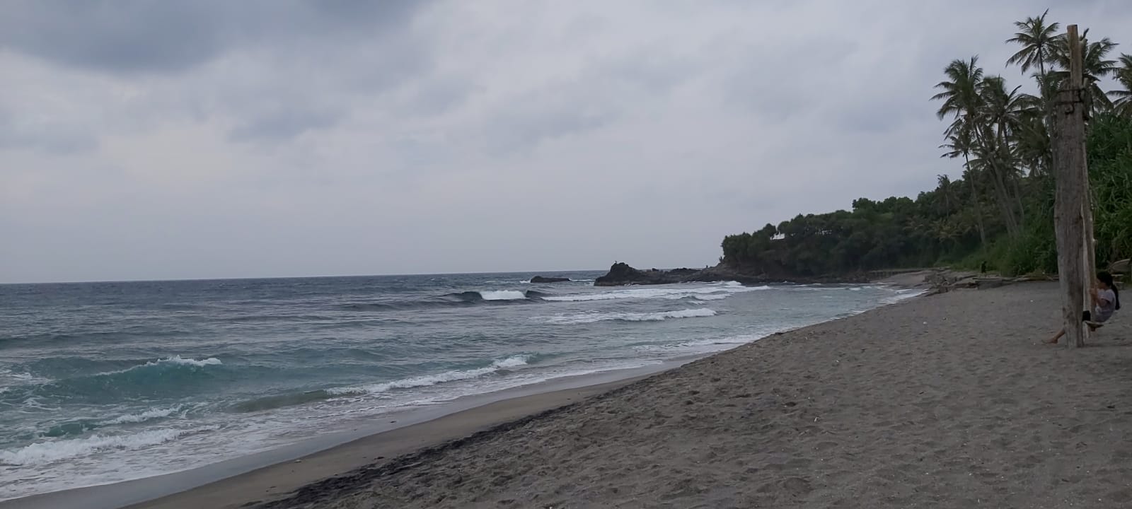 MENIKMATI PANTAI: Seorang pengunjung bermain ayunan di Pantai Kerandangan, beberapa hari lalu. (NURUL/LOMBOK POST)Dusun Kerandangan menjadi salah satu wilayah berprospek untuk mengembangkan sport tourism di Desa Senggigi, Kecamatan Batulayar.