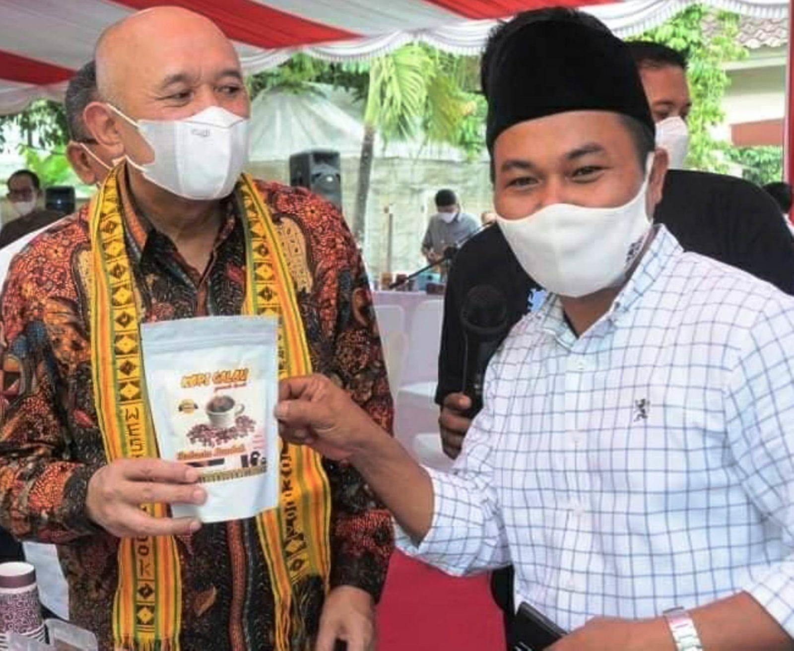 PROMOSIKAN KOPI LOBAR: Menteri Koperasi dan UKM RI Teten Masduki (kiri) bersama Anggota Komisi II DPRD Lobar Abdul Majid mempromosikan kopi Lobar di Gerung, Rabu (26/1) sore. (Majid For Lombok Post)