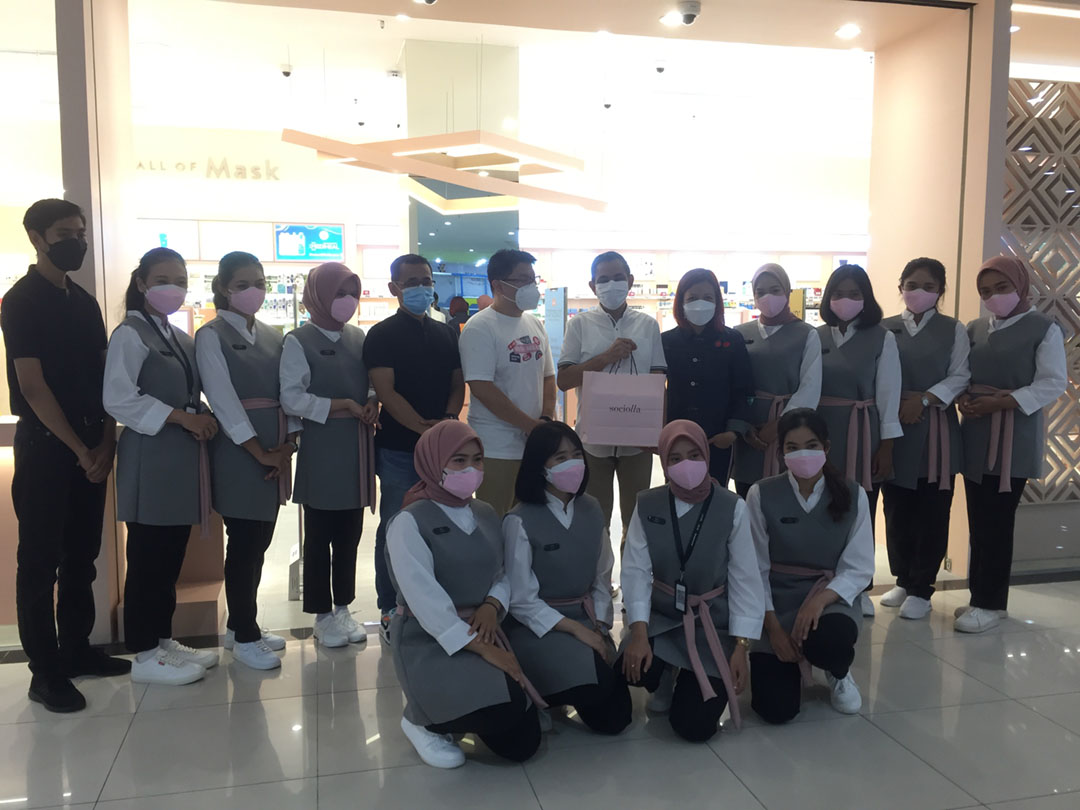 FOTO BERSAMA: Pihak LEM bersama manajemen dan beauty advisor Sociolla Store usai Grand Opening di Lower Ground LEM, Sabtu (22/1). (EKA/LOMBOK POST)