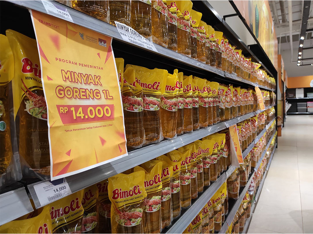 SUBSIDI: Sejumlah minyak goreng kemasan yang harganya sudah turun di salah satu ritel modern Kota Mataram, kemarin (23/1). Namun di KLU, belum ditemukan minyak goreng harga murah.(FERIAL/LOMBOK POST)