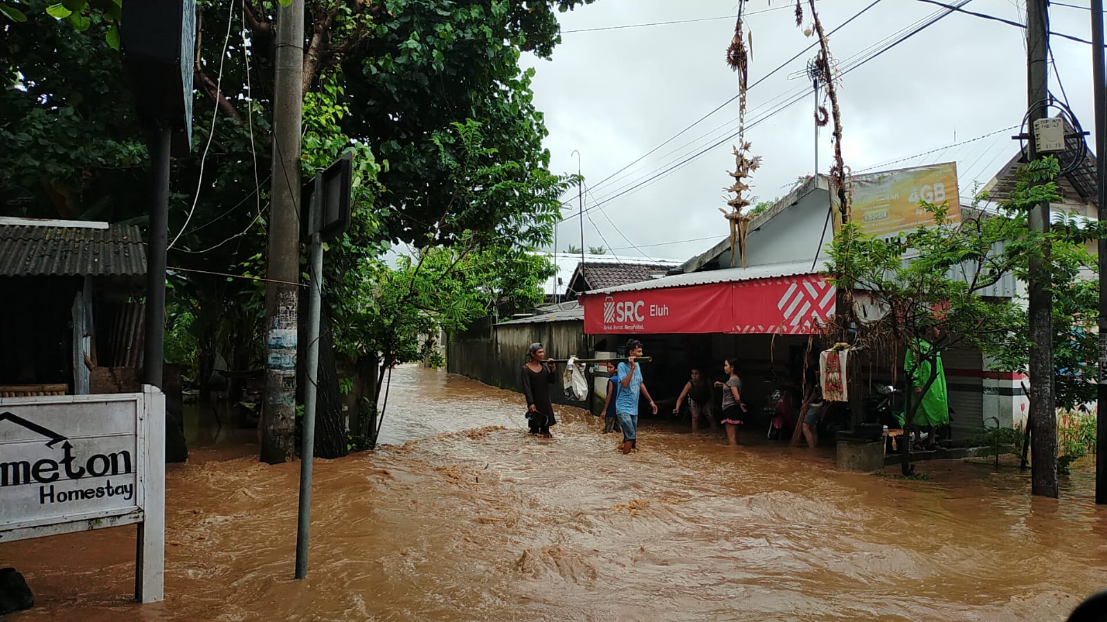 SELALU MELUAP: Inilah salah satu titik yang selalu terendam bila sungai meluap saat hujan deres di Kecamatan Batulayar, beberapa waktu lalu. ((NURUL/LOMBOK POST))