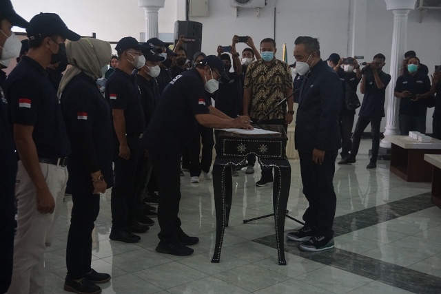 PELANTIKAN: Ketua Asprov PSSI NTB H Mori Hanafi (kanan) menyaksikan Ketua Askab PSSI Lotim H Rumaksi menandatangani SK pengukuhan di aula pendopo bupati Lotim, Sabtu (15/1).  (Fatih/Lombok Post)