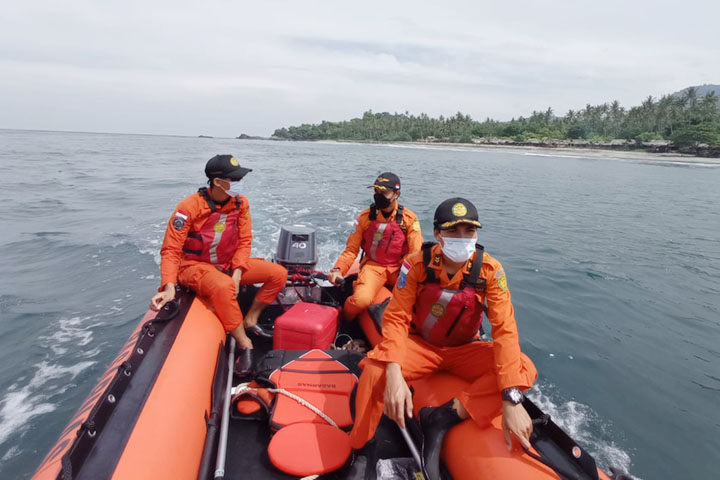 BELUM DITEMUKAN: Tim Basarnas Mataram melakukan pencarian wisatawan asal Medan yang terseret ombak di Pantai Kerandangan II, Senin (17/1). (Basarnas Mataram for Lombok Post)