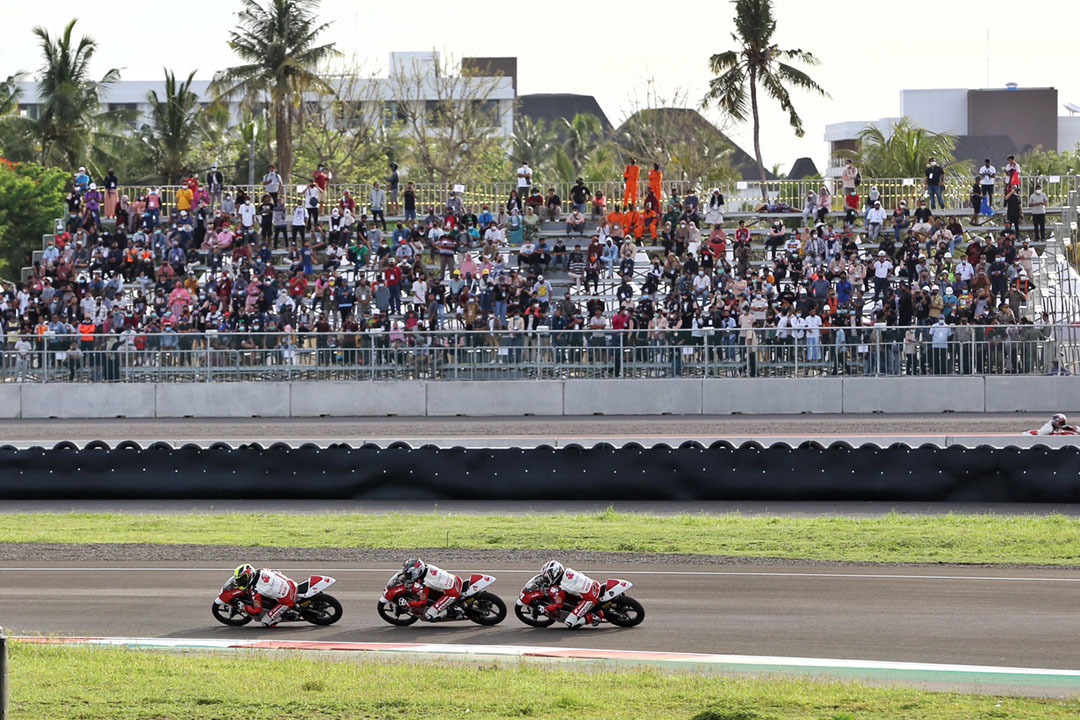 SERU: Ribuan penonton saat menyaksikan event balap WSBK, November 2021 lalu. Besarnya animo penonton diharapkan kembali terjadi selama MotoGP, Maret mendatang. (DOK/LOMBOK POST)