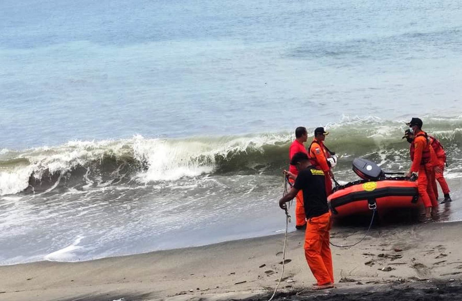 SISIR TKP: Beberapa anggota Basarnas Mataram bersama Tagana, Kepolisian, TNI, dan penyelam mencari korban terseret ombak di Pantai Kerandangan II, Desa Senggigi, Kecamatan Batulayar, kemarin (16/1). (NURUL/LOMBOK POST)
