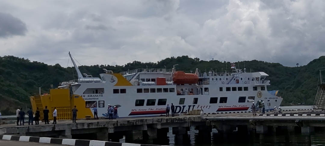 BONGKAR MUAT: Sebuah kapal sedang melakukan bongkar muat di Pelabuhan Lembar, beberapa hari lalu. (NURUL/LOMBOK POST)