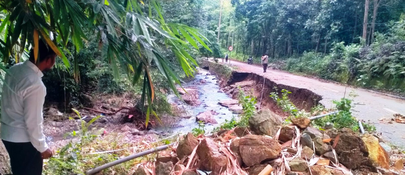 AMBLES: Perangkat Desa Senggigi bersama Bhabinkamtibmas melakukan pengecekan lapangan jalan ambles usai diterjang hujan dan luapan kali di Dusun Senggigi, Desa Senggigi, kemarin (12/1).(NURUL/LOMBOK POST)